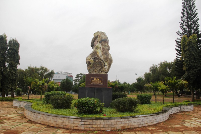  Hòn[-]đá[-]đang[-]được[-]trưng[-]bày[-]tại[-]khuôn[-]viên[-]quảng[-]trường[-]Đại[-]Đoàn[-]Kết.